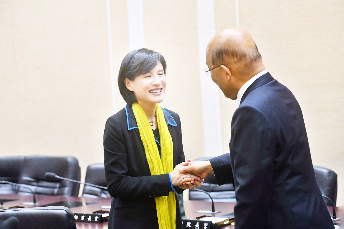 行政院長蘇貞昌今（24）日在院會特別慰問文化部長鄭麗君，同時也感謝她的辛勞。 圖：行政院提供