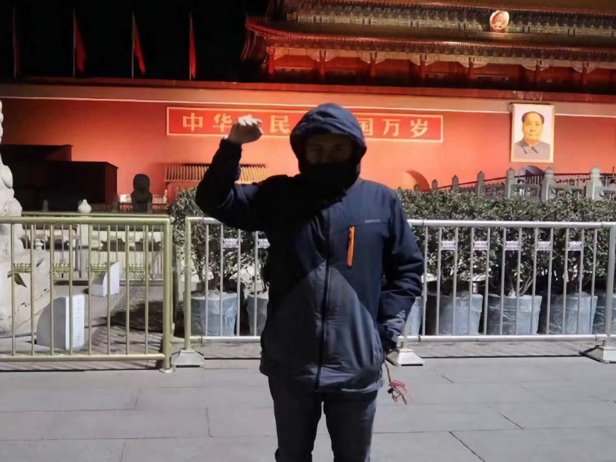 這是這張照片，超強創意在天安門廣場下借位拍出「中華民國萬歲」。該名台籍導演引發兩岸網友熱搜和熱議。 圖 / 翻攝自微博