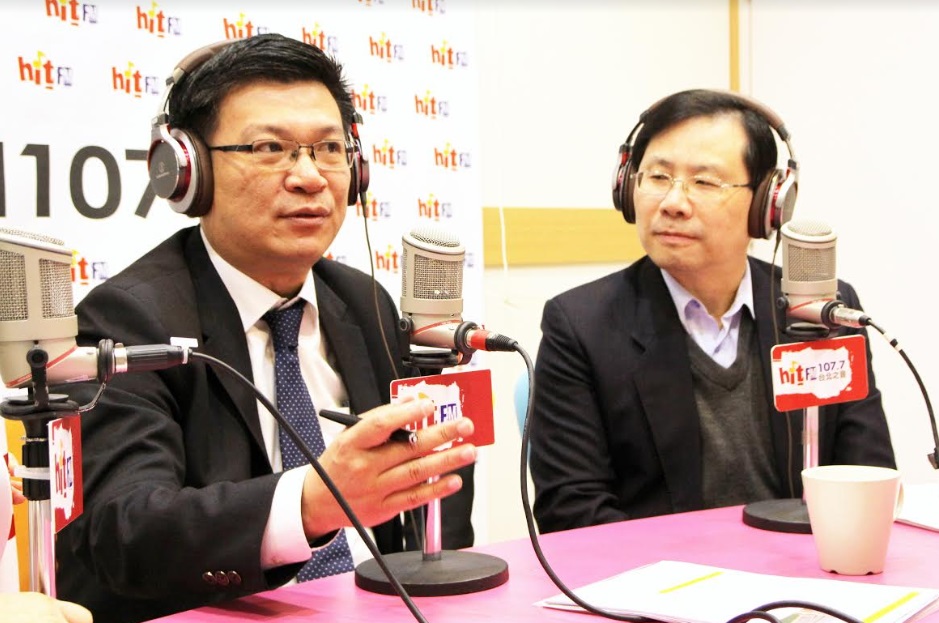 經濟部次長曾文生(左)以及能源局局長林全能(右)今天上廣播節目談能源政策。 圖: 《周玉蔻嗆新聞》提供