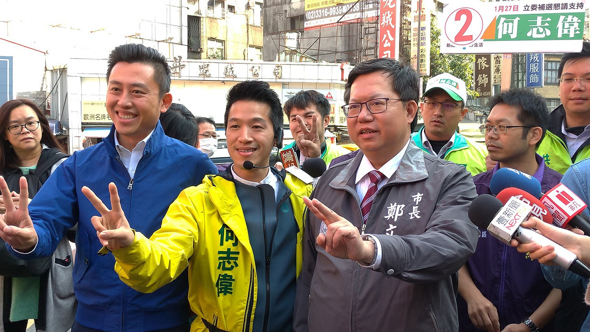 何志偉今天下午邀請「會做事連線」桃園市長鄭文燦、新竹市長林智堅一同赴迪化街掃街拜票。 圖：陳佩君／攝