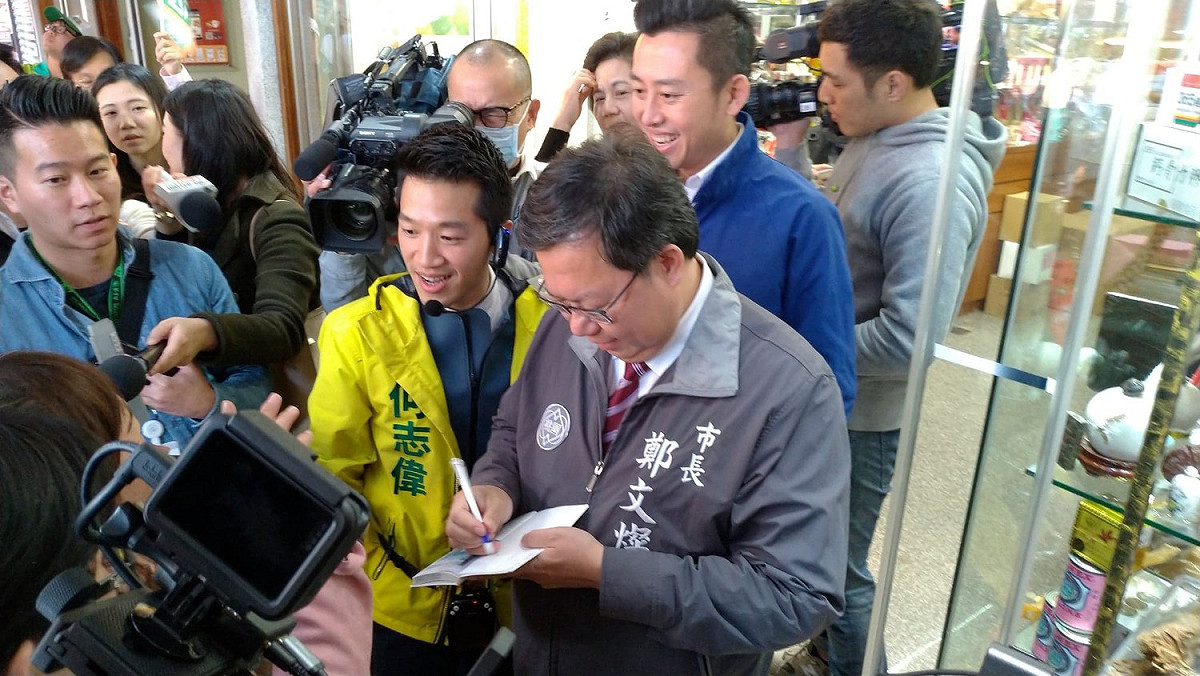 支持民眾索取簽名。 圖：陳佩君／攝