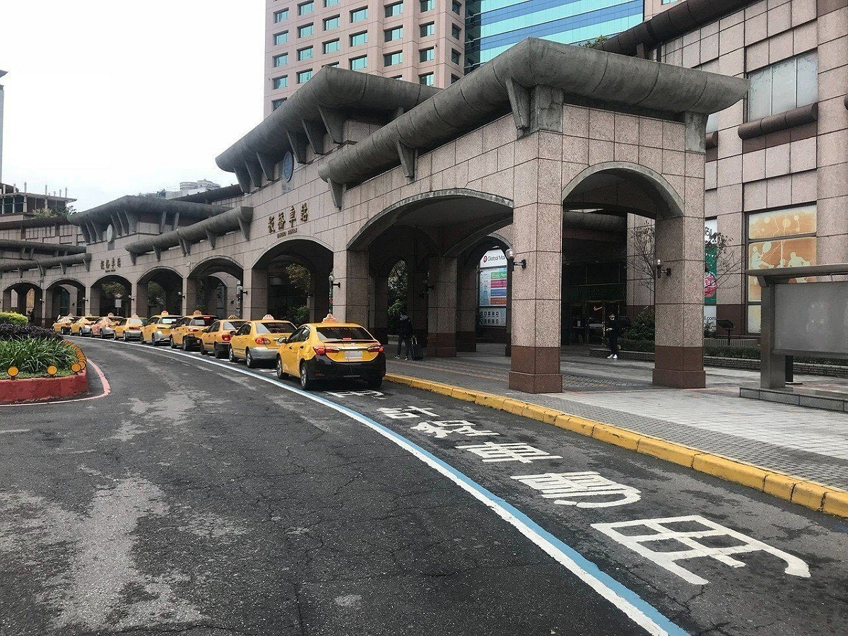 板橋車站南側引道有計程車專用排班區，但因排班車輛太多，常會溢出占據縣民大道「機慢車優先道」違停。 圖：警方/提供