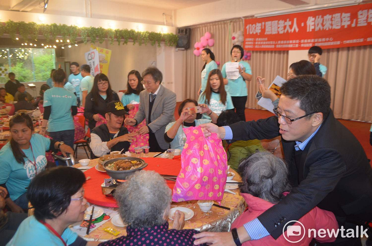 嘉義縣市弱勢長者今天圍爐，縣政府新科社會局長李政毅（右一）代表致贈老人家禮物。 圖：蔡坤龍/攝