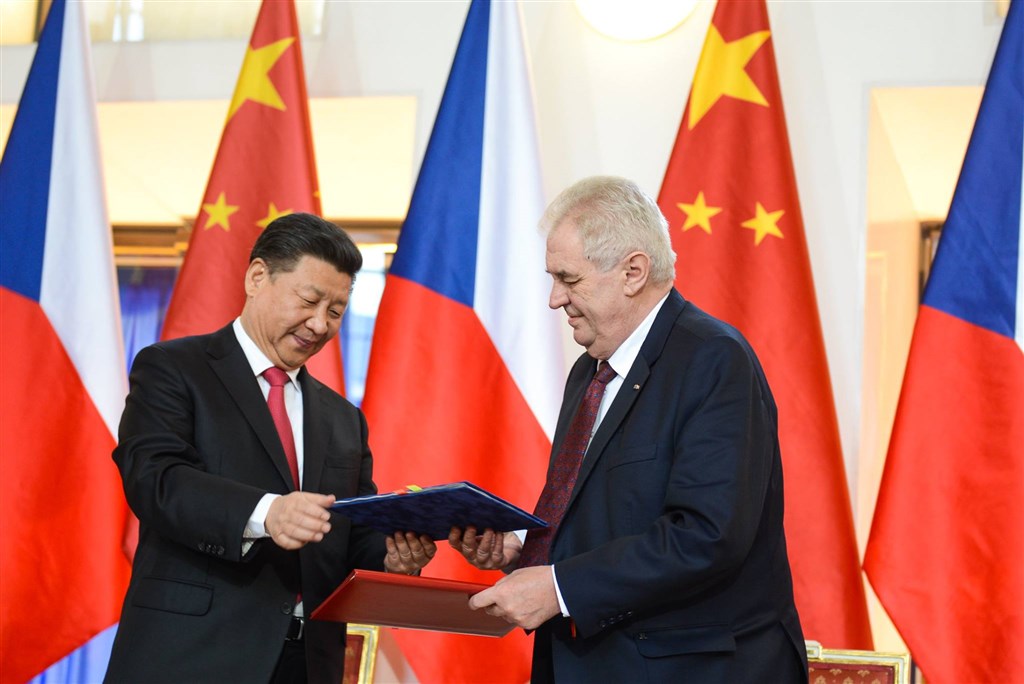 中國國家主席習近平（左）接受捷克總統齊曼（右）的邀請，2016年3月首次訪問捷克首都布拉格，布拉格與北京市長在兩位元首見證下締結姊妹市。 圖：擷取自facebook.com/prezidentcr