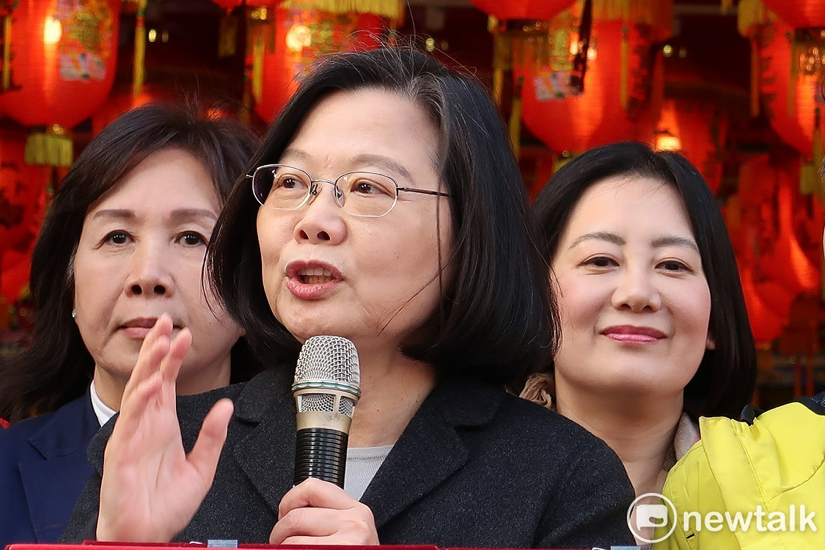 總統蔡英文24日幫何志偉輔選時表示，我們現在又重新開始了。 圖：林朝億/攝