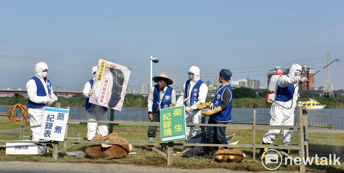 新北市政府24日下午在板橋區華江碼頭進行108年非洲豬瘟緊急防疫第四次模擬演習，從走私的管道到最後的肉品市場的去處，完整演練一次。 圖：林昀／攝