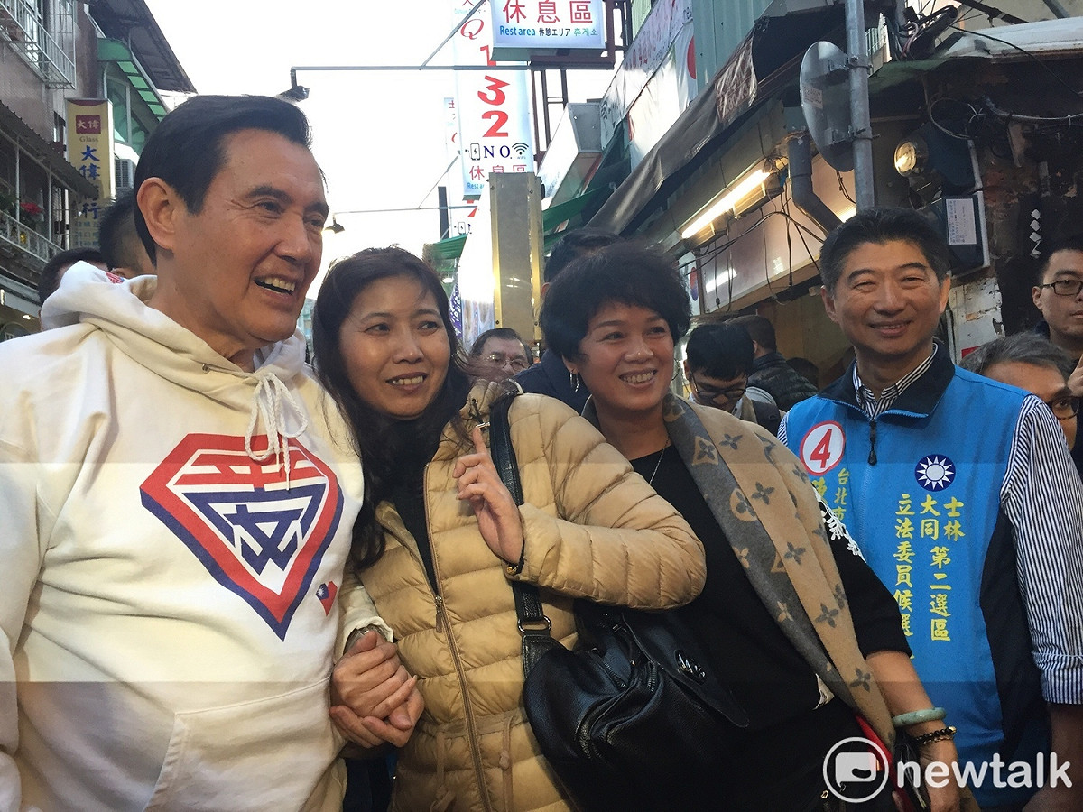 前總統馬英九下午陪同台北市士林大同區立委候選人陳炳甫到士林夜市掃街拜票。 圖：趙婉淳／攝