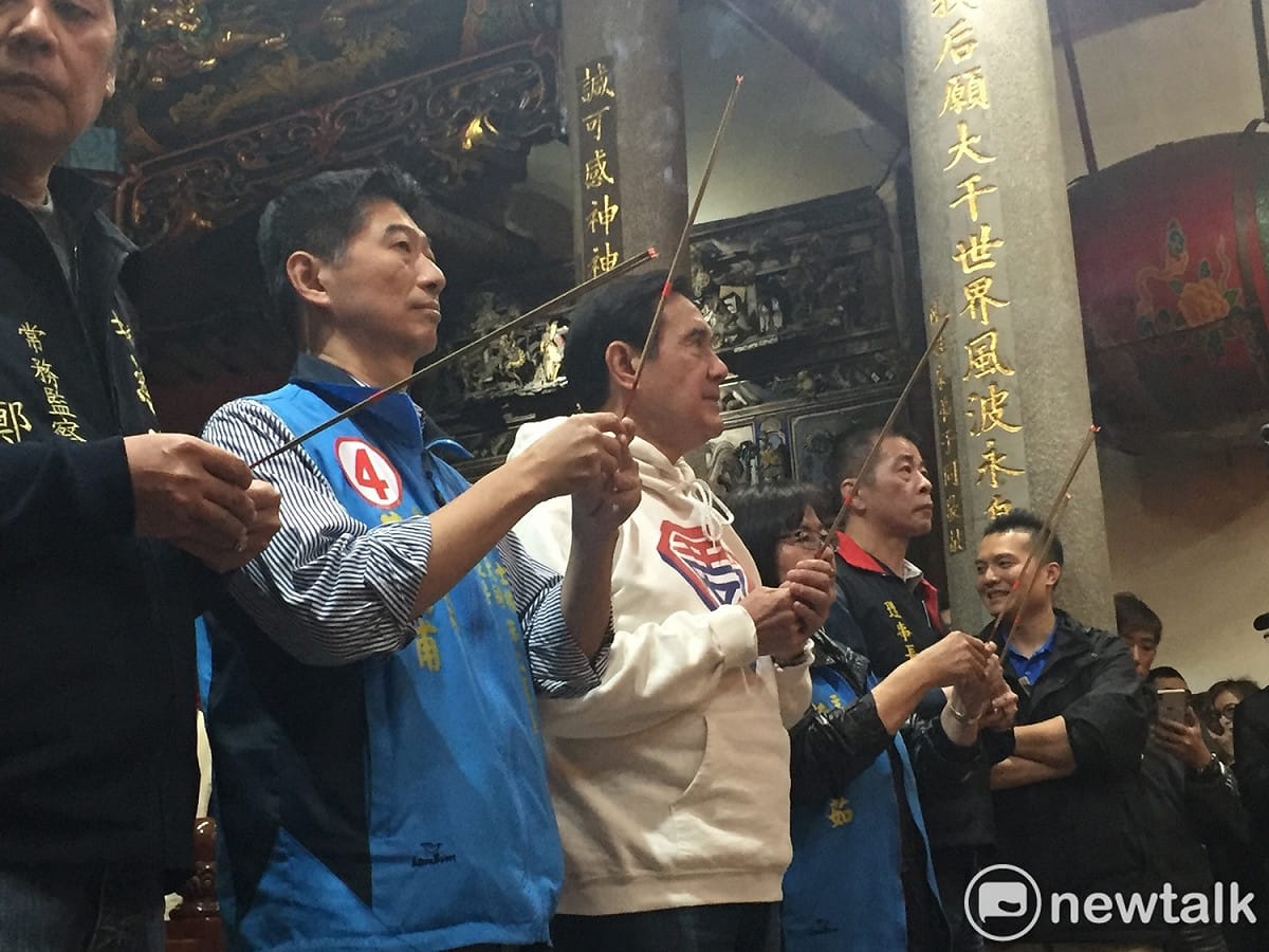 馬英九陪同陳炳甫慈諴宮參拜。 圖：趙婉淳／攝