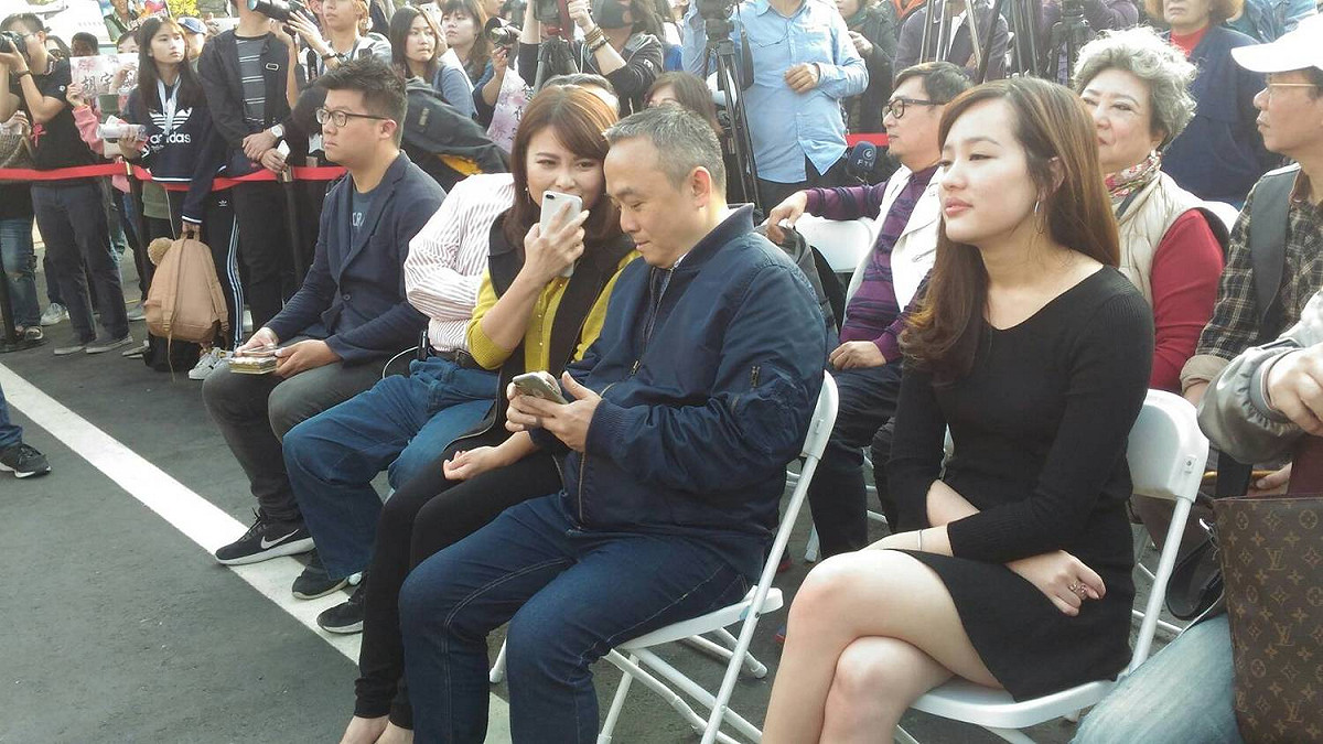 韓冰、潘恆旭、高雄市議員陳美雅(前排右至左)到場行銷高雄觀光。 圖：孫家銘／攝