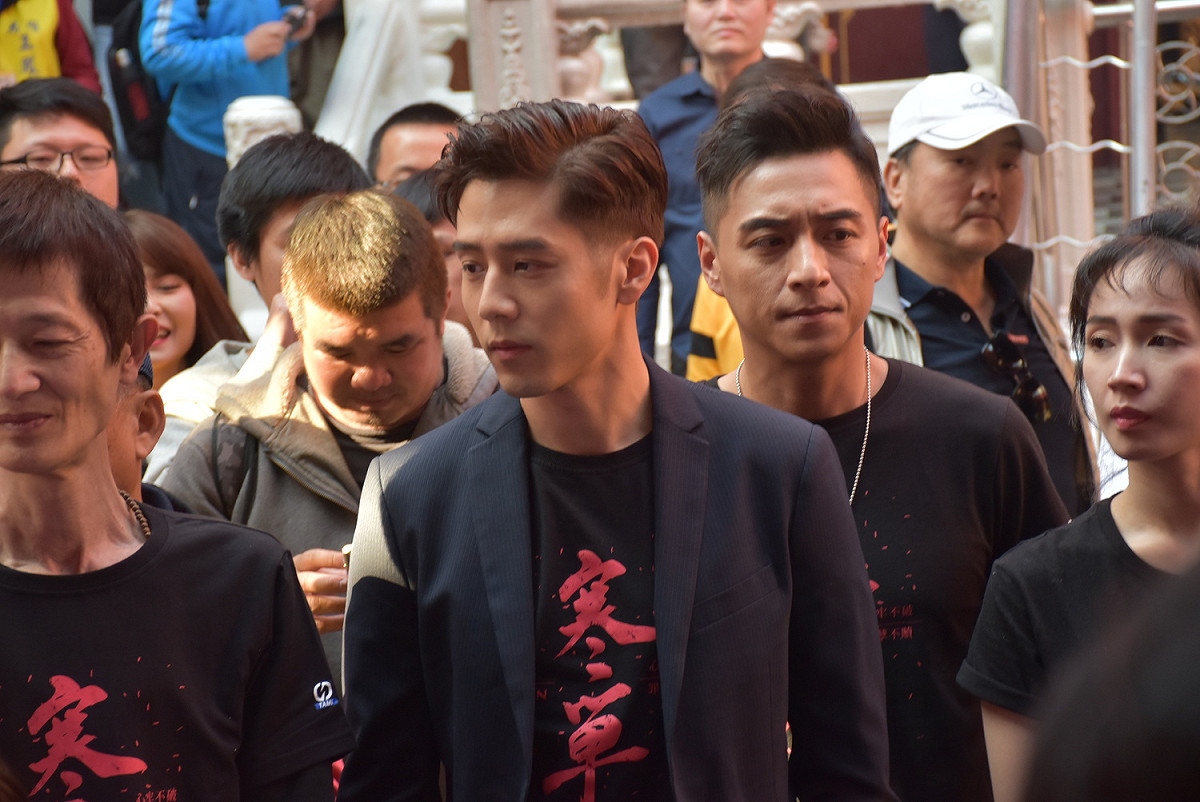 《寒單》兩位男主角胡宇威(左二)及鄭人碩(右二)成為影迷追逐焦點。 圖：孫家銘／攝