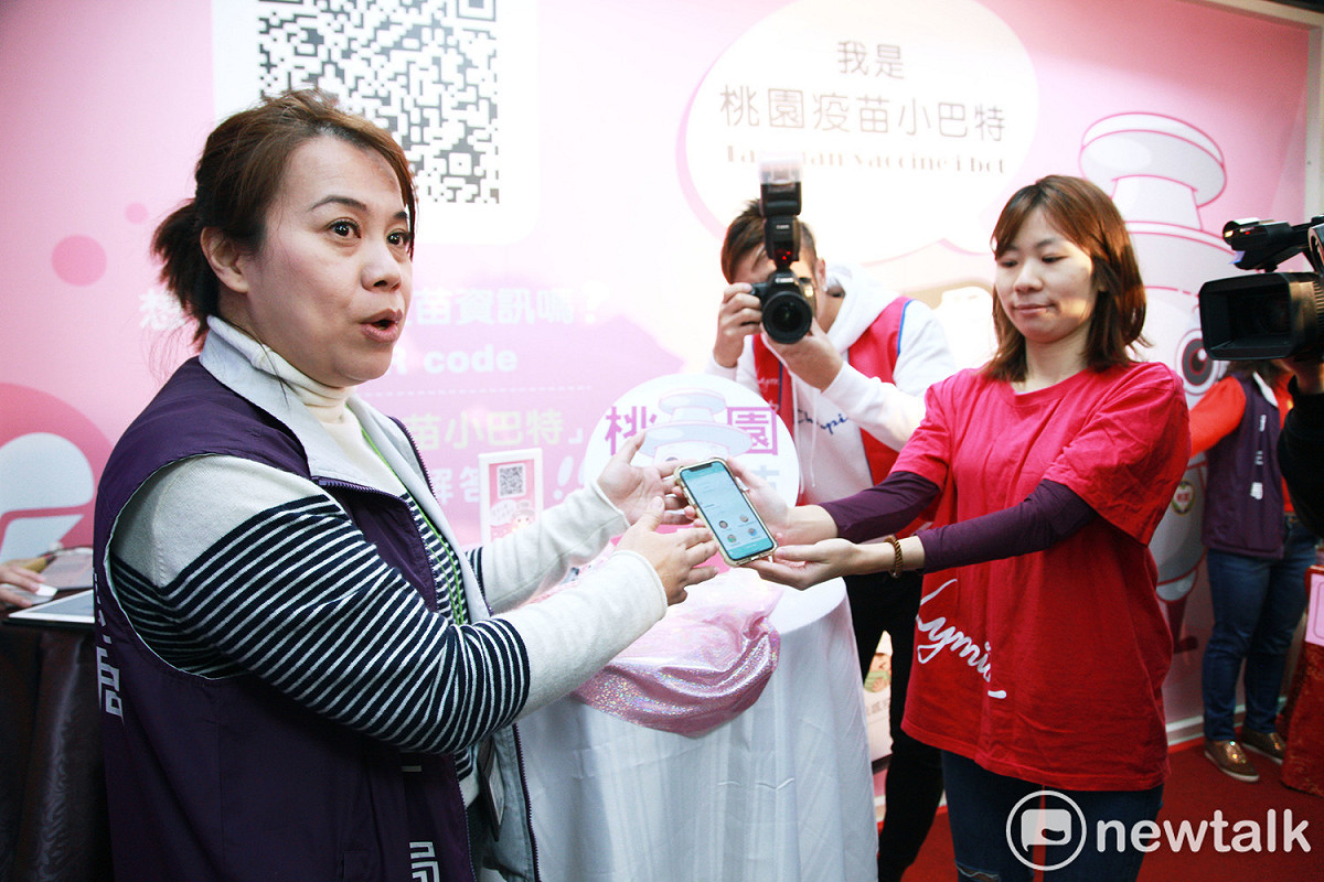 民眾只要在LINE搜尋「桃園疫苗小巴特」，或掃描QR code加入後就能隨手使用智慧型手機查詢桃園市各項疫苗資訊及服務。  圖：林昀真／攝