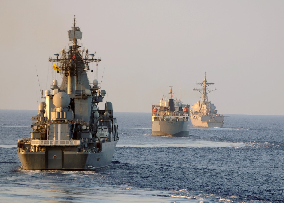 美飛彈驅逐艦「麥康貝爾號」(前)本月24日駛過台灣海峽，是自由航行的例行通行。 圖：翻攝美國海軍官網/Corey Hensley