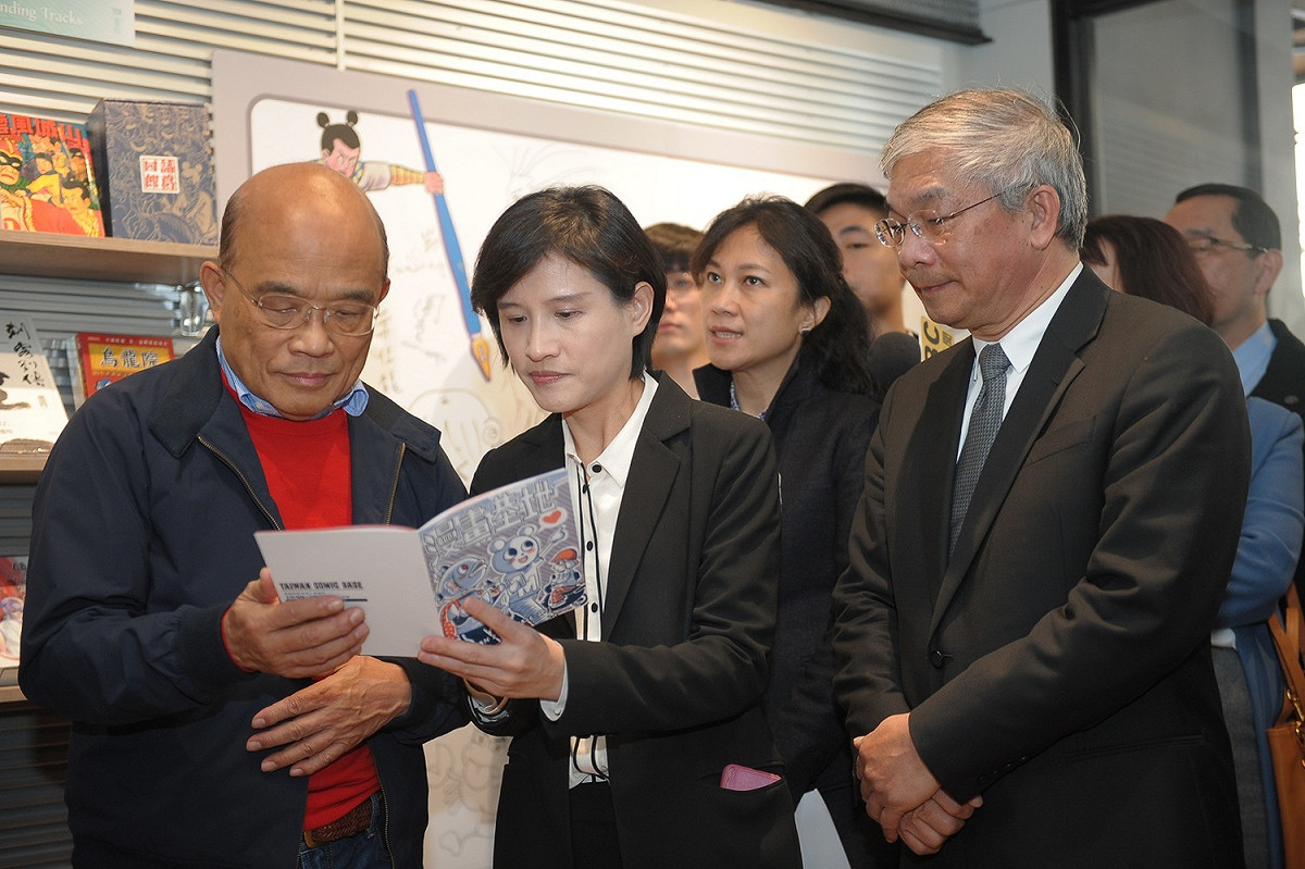行政院長蘇貞昌今（25）日參訪台灣漫畫基地「台漫六十 - 尋找軌跡TC60-Finding Tracks」特展。 圖：行政院提供