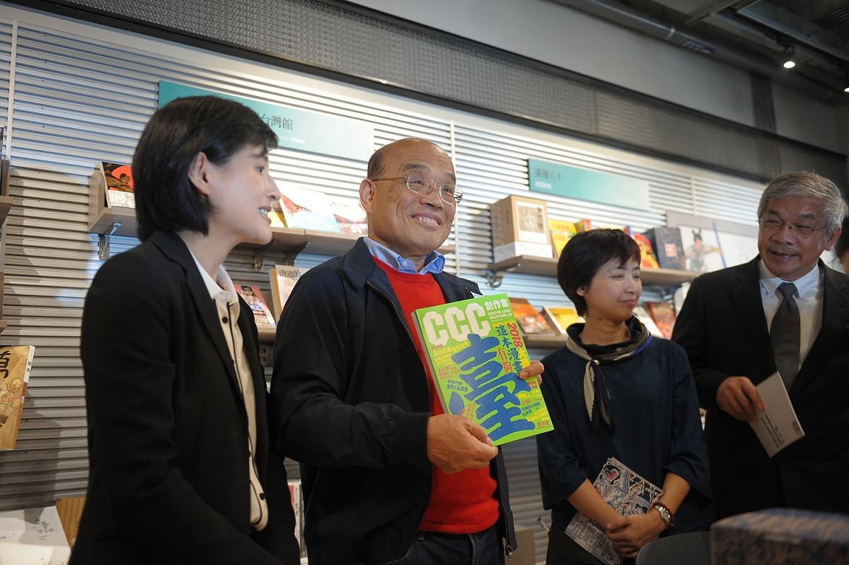 行政院長蘇貞昌今（25）日參訪台灣漫畫基地「台漫六十 - 尋找軌跡TC60-Finding Tracks」特展。 圖：行政院提供