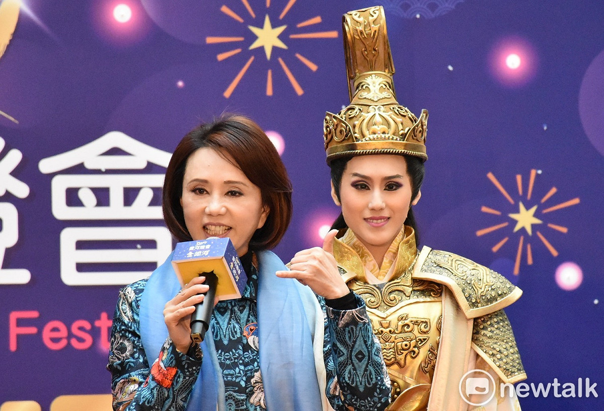 孫翠鳳(左）應邀擔任今年高雄燈會代言人。 圖  :    孫家銘／攝