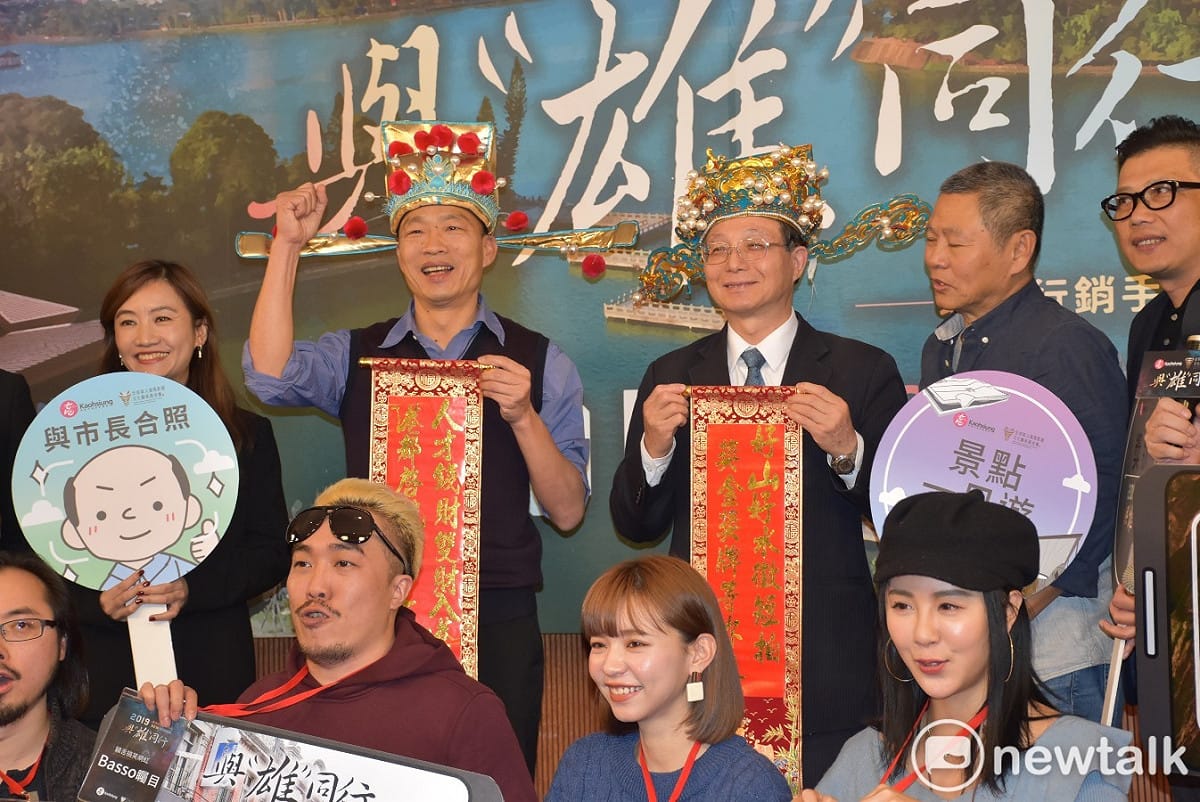 韓國瑜(左二)與吳清基(中)戴財神帽為高雄招財。 圖：孫家銘／攝