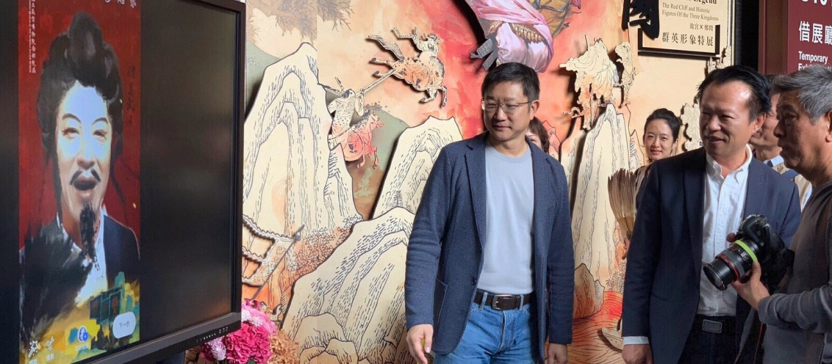 國立故宮博物院南部院區今(25)天舉辦為期至4月14日「赤壁與三國群英形象」特展，首度結合最新的AR科技，打造鄭問版孔明與貂蟬Facebook相機濾鏡。 圖：啟雲科技提供