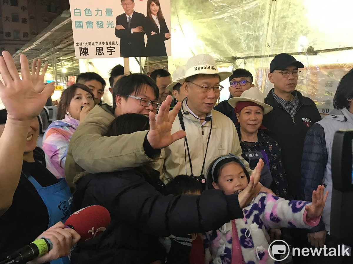 柯文哲人氣相當高，許多民眾要合照。 圖 : 新頭殼資料照