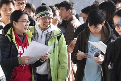 大考中心表示，根據氣象局預測，今天氣溫可能下降，考生可攜帶口罩、手套、圍巾、非電子式的傳統暖暖包等保暖物品入場，但穿戴以不影響辨識面貌為原則，且必須配合監試人員檢查。 圖/中央社