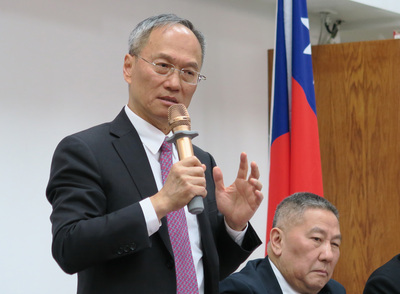 僑務委員會委員長吳新興（左）表示，從「一國兩制」在香港實施可見，中共是不能信賴的政權，台灣自由民主得來不易，絕不能被共產黨控制。 圖/中央社