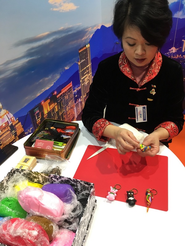 台灣館現場有捏麵人等台灣特色活動，吸引民眾目光。 圖：駐愛爾蘭代表處提供