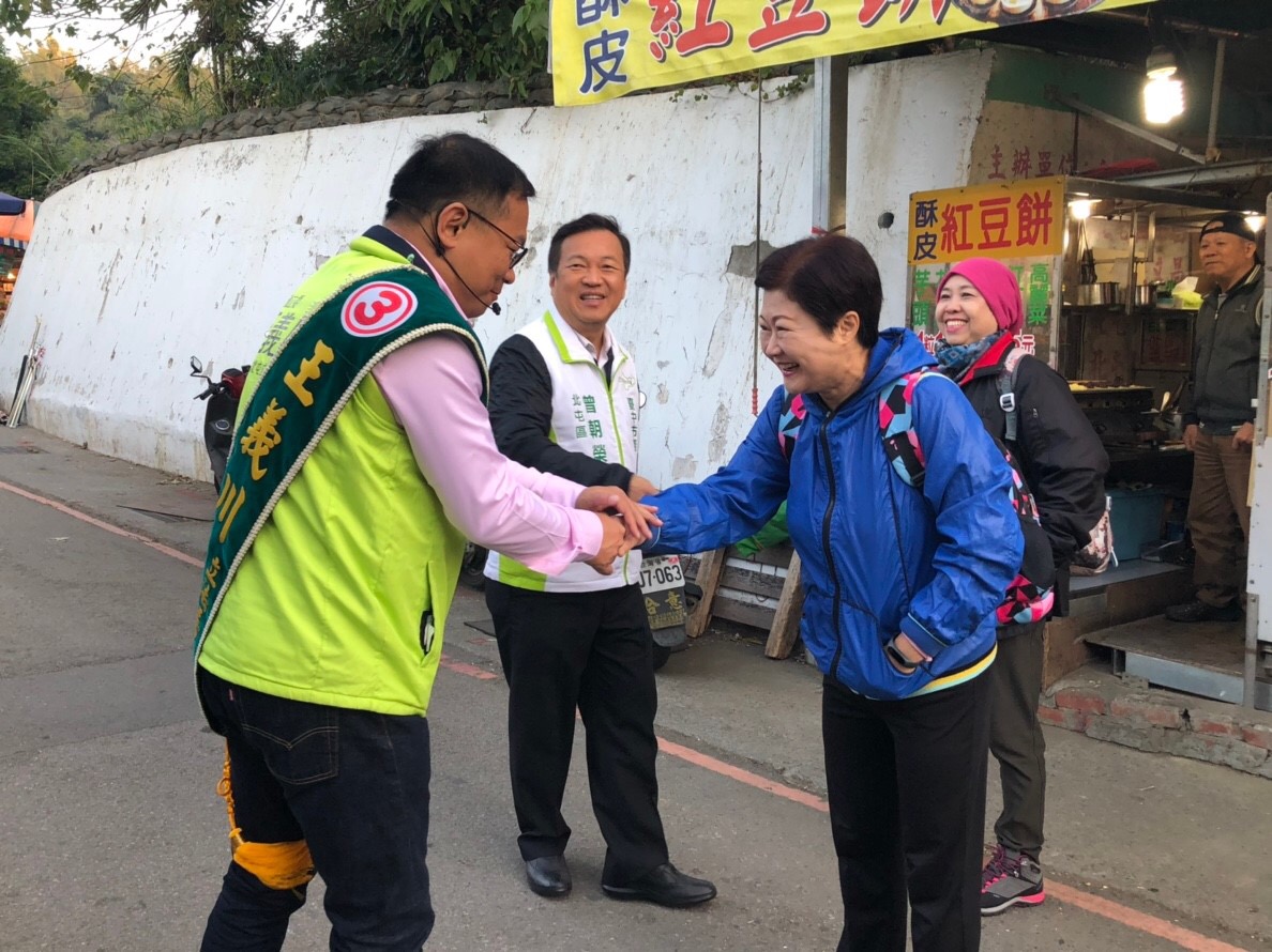 王義川一大早到大坑步道拉票。 王義川競選總部/提供