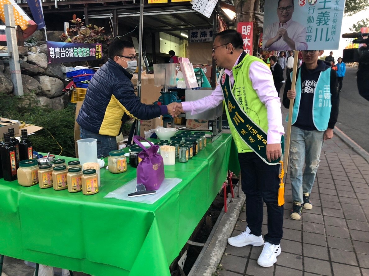 王義川一大早到大坑步道拉票。 王義川競選總部/提供