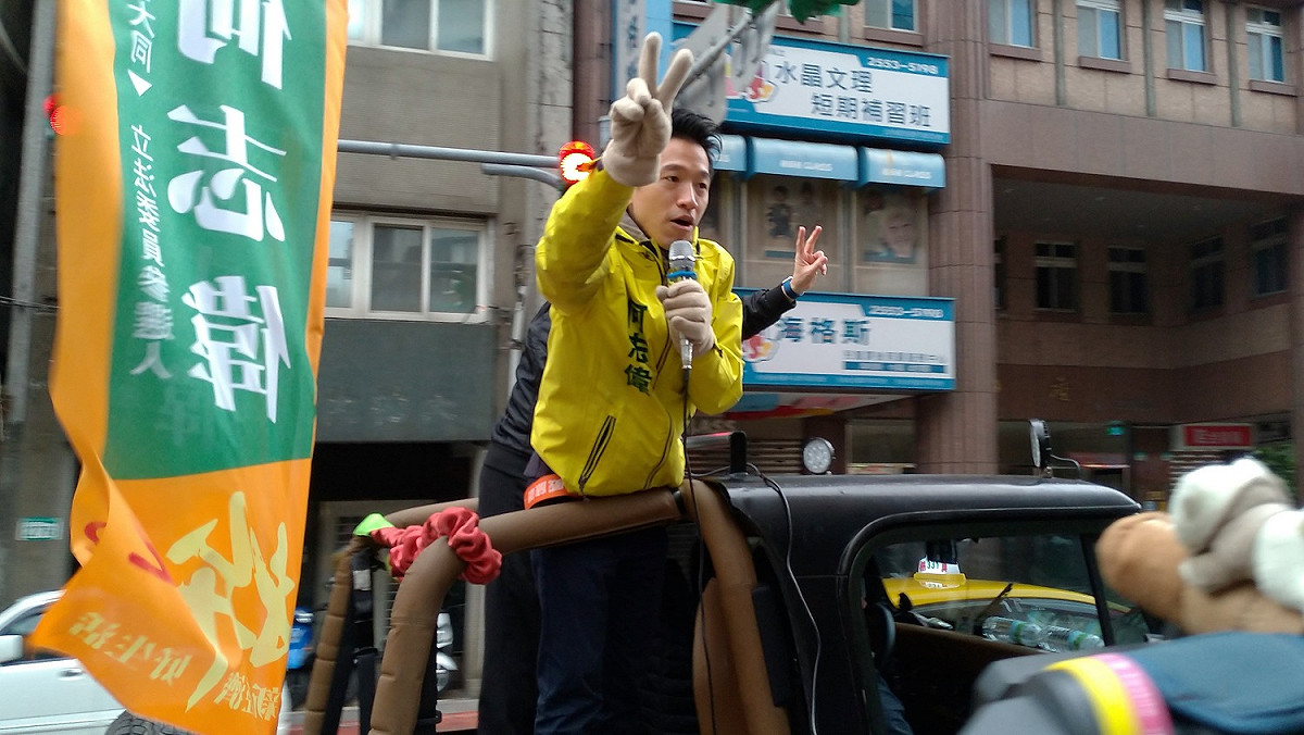 何志偉車隊行經太平市場，較勁意味濃。 圖：陳佩君／攝