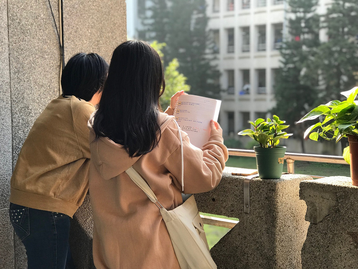 學測邁入第二天，今日稍早數學科率先登場，補教老師表示今年數學偏易，很多程度好的學生應該可直接秒殺。