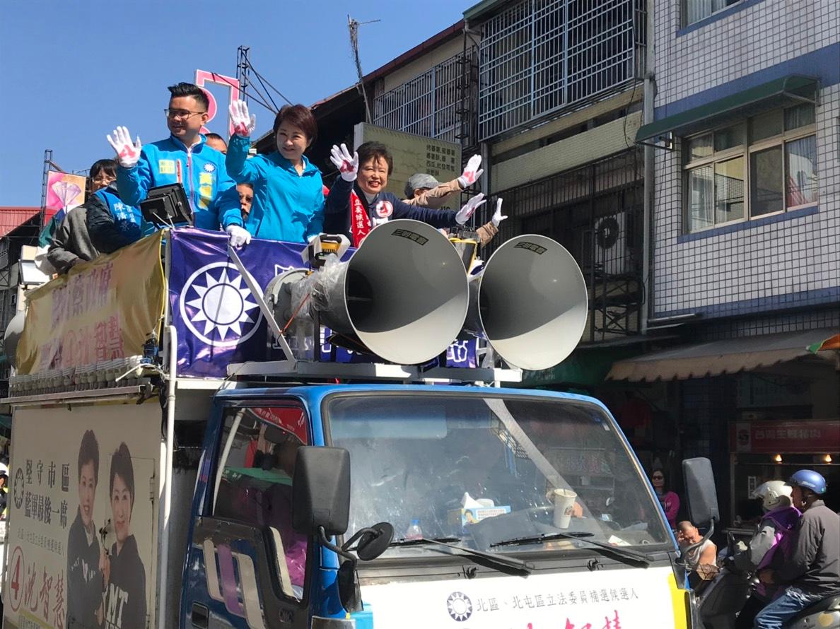 盧秀燕陪同沈智慧以車隊掃街。 圖：沈智慧競選總部/提供