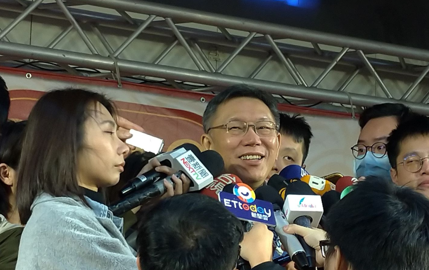 柯文哲今天到台北地下街發送發財金。 圖：陳佩君／攝