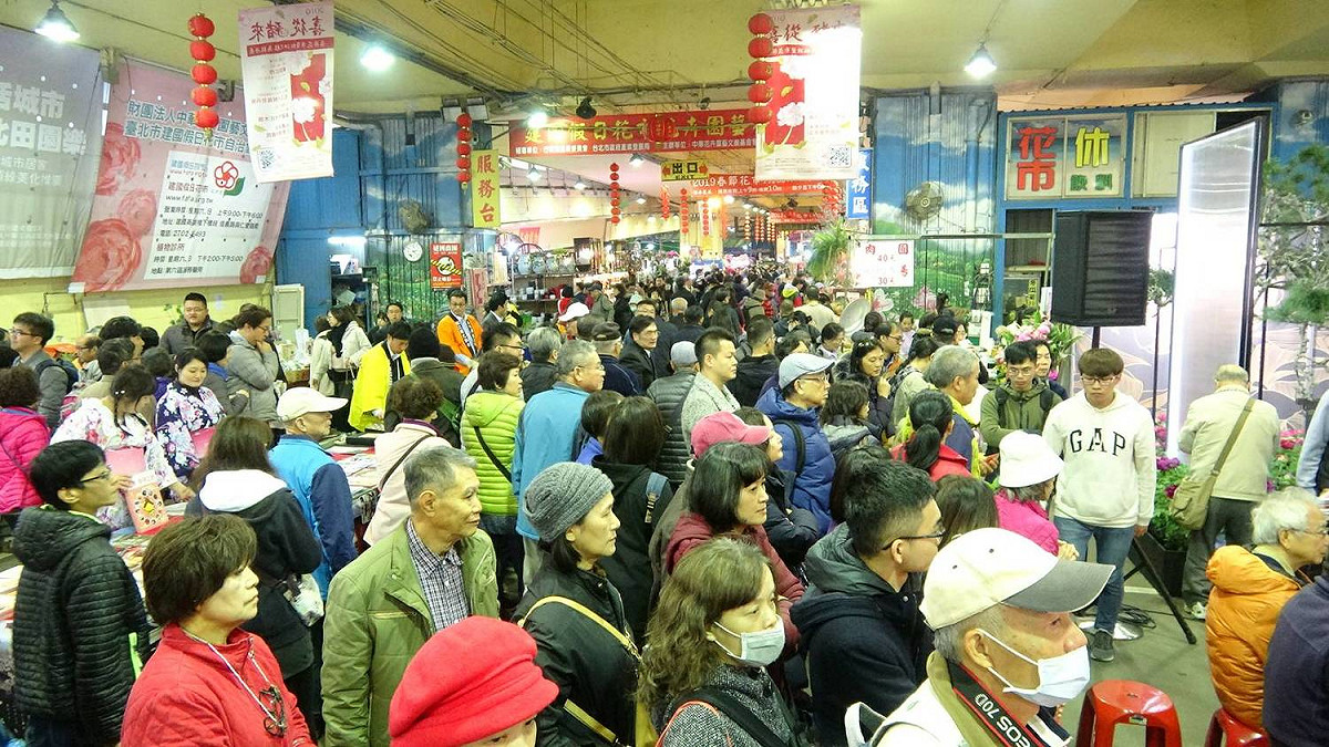 「2019春節花市暨日本松江大根島牡丹花展」現場人潮。 圖：台北市政府提供