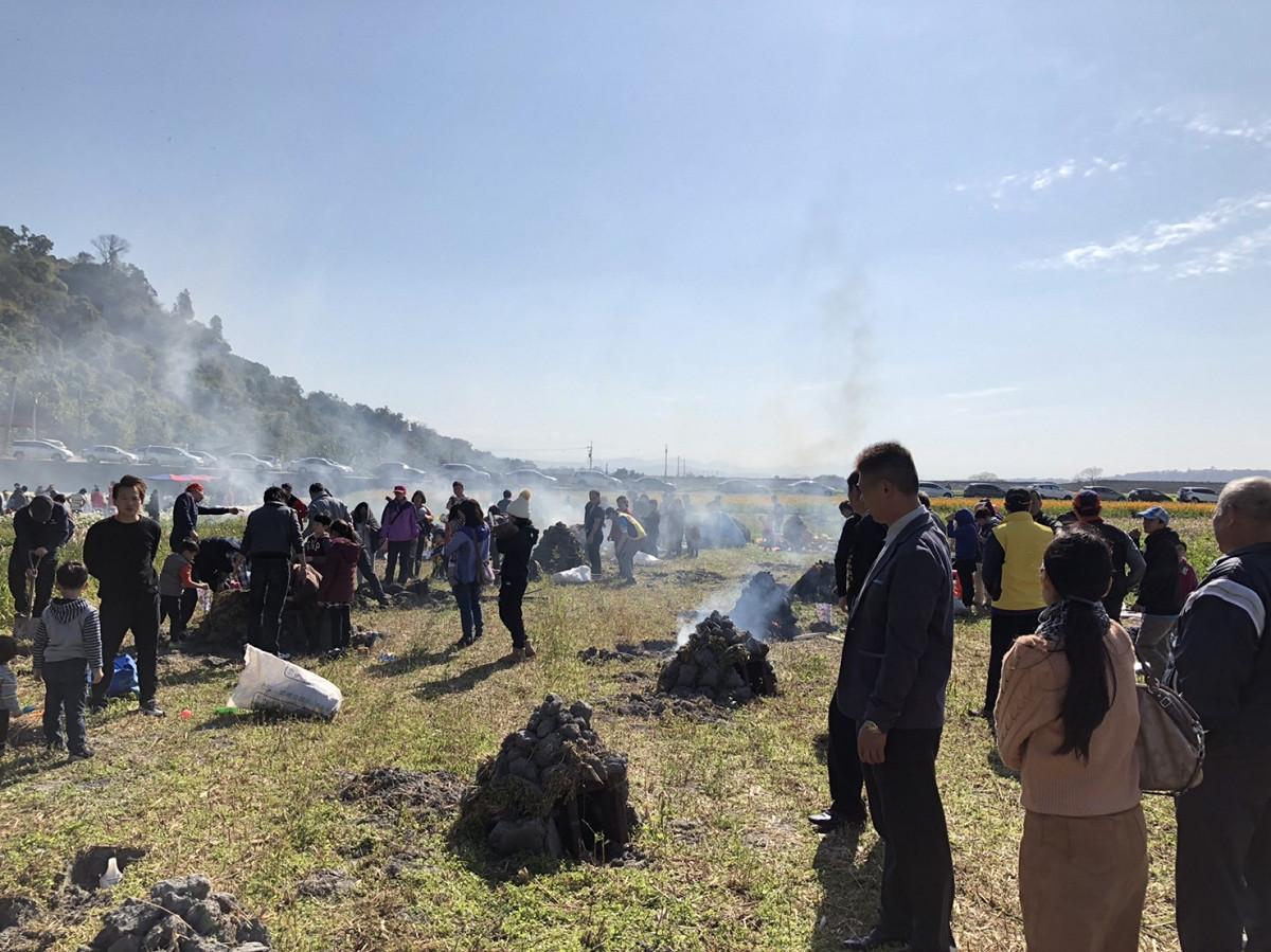 青年農民食農教育體驗營稻香忘憂谷活動，邀民眾體驗焢窯。 圖：台中市政府/提供