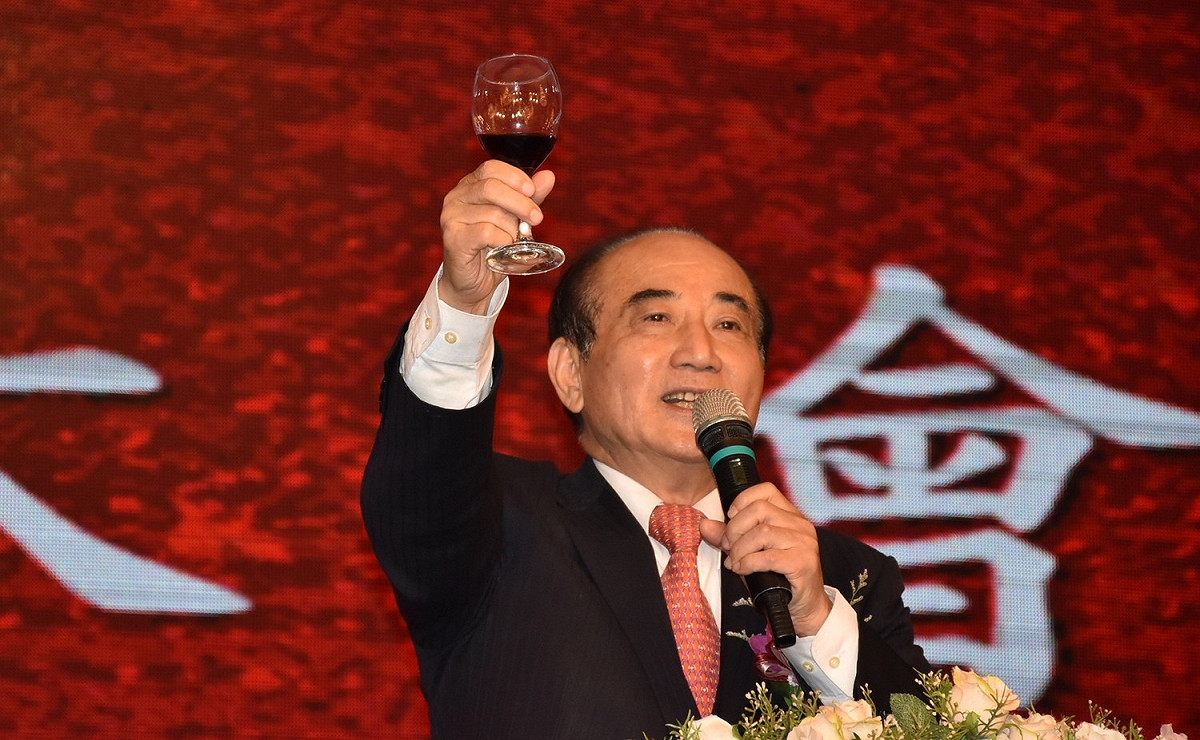 王金平出席王金平之友會高雄成立大會時，在台上舉杯向支持者敬酒。 圖 :  孫家銘／攝