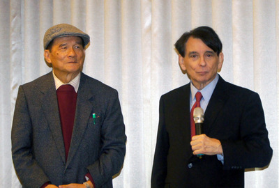台圓文教基金會董事長蔡明憲（左）邀請前美國在台協 會（AIT）處長司徒文（William A. Stanton）（右） 26日到台中演講，分析美國政府對台及對中政策。 圖：中央社