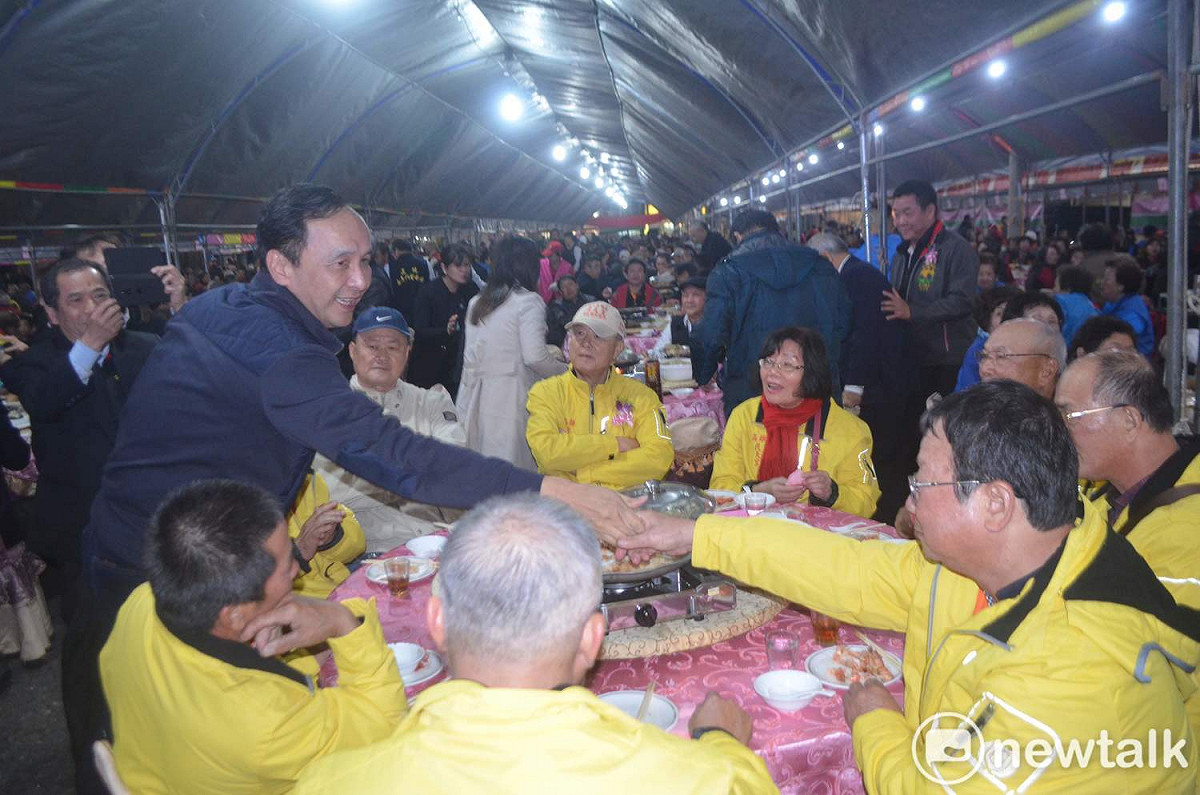 朱立倫參加天玄宮平安宴，與民眾親切寒暄。 圖：蔡坤龍/攝