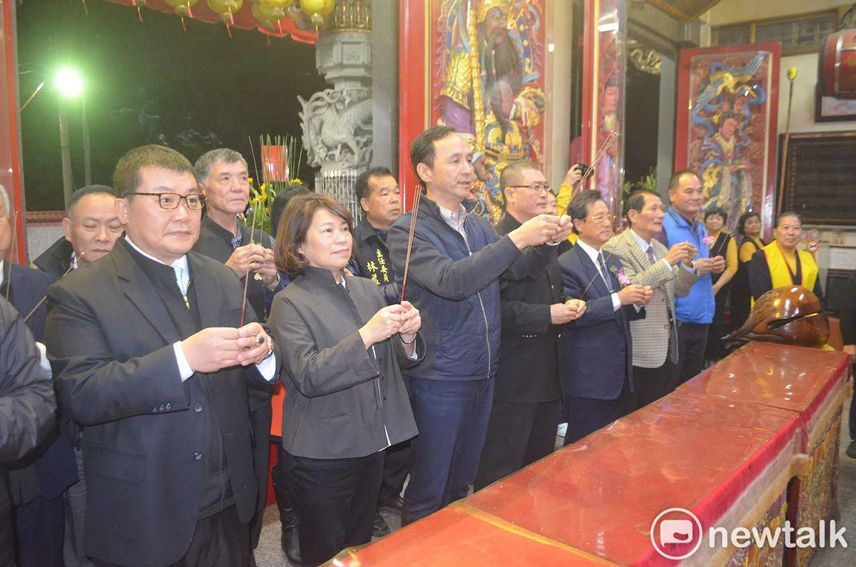 朱立倫在嘉義市長黃敏惠陪同下到嘉義市天玄宮上香參拜。 圖：蔡坤龍/攝