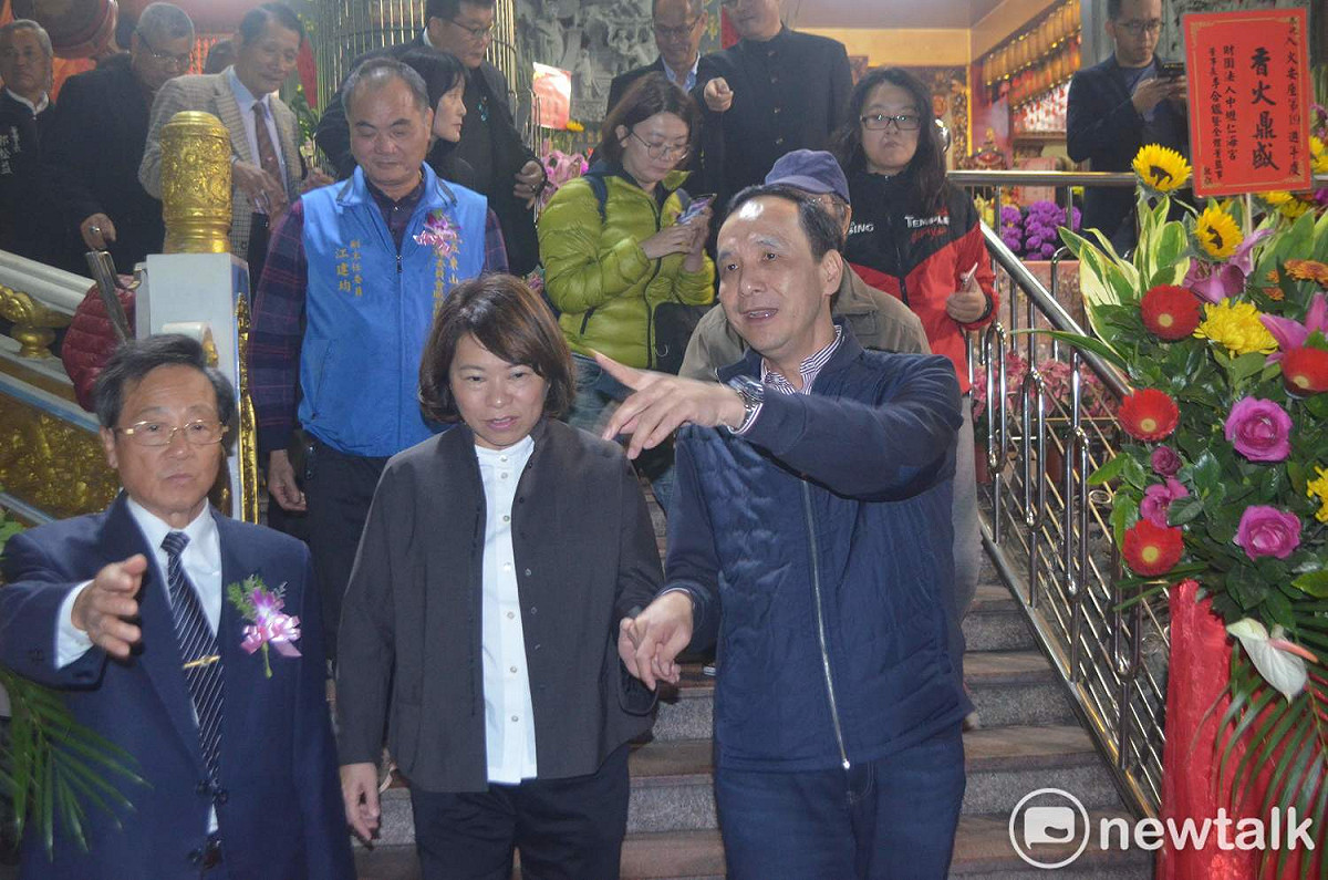 朱立倫在嘉義市長黃敏惠及天玄宮董事長鄧慶田陪同下走出天玄宮。 圖：蔡坤龍/攝