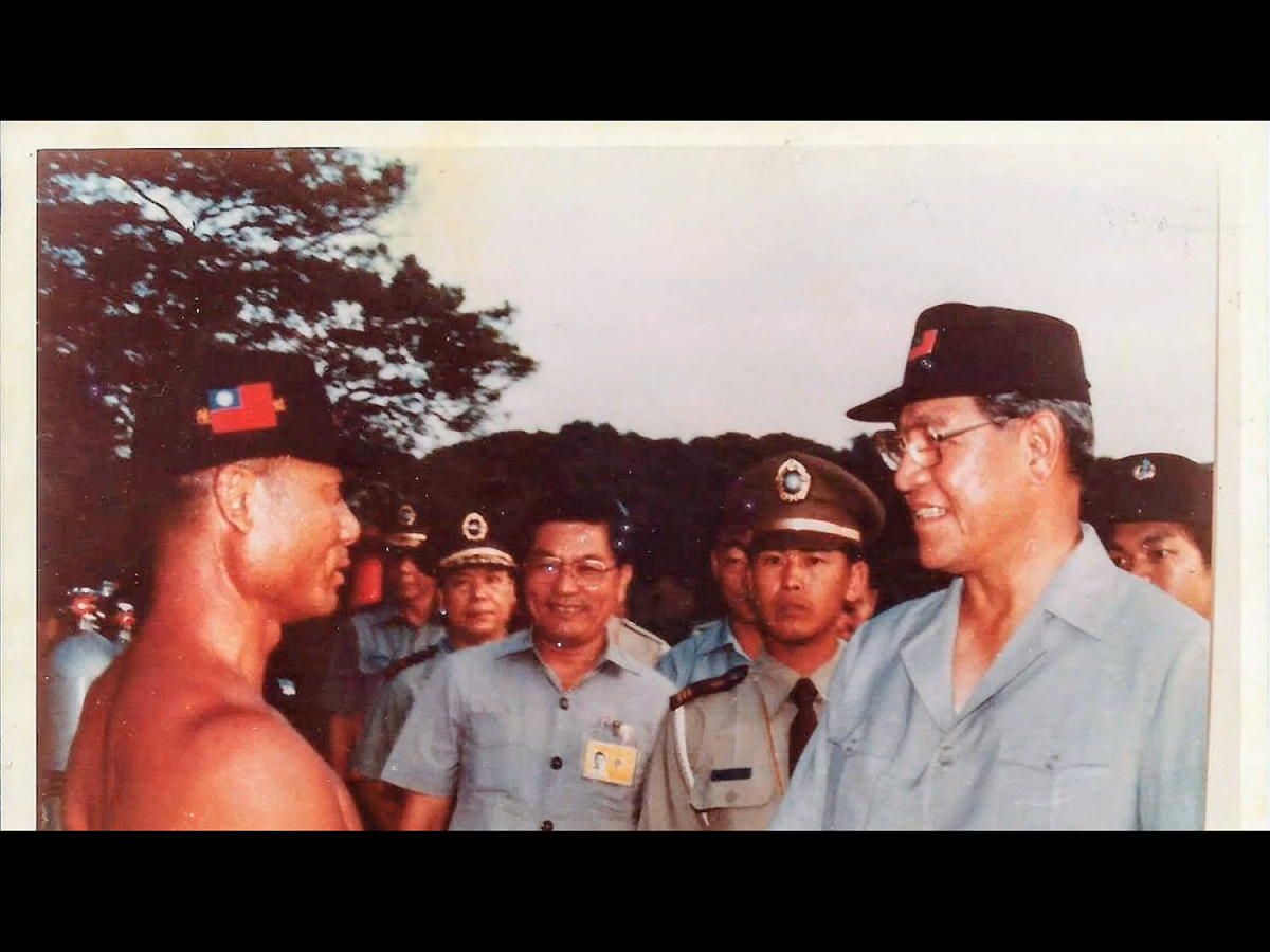 前總統李登輝與毛守義。 圖：翻攝自中華民國-陸軍蛙人海蛟海龍部隊粉絲團