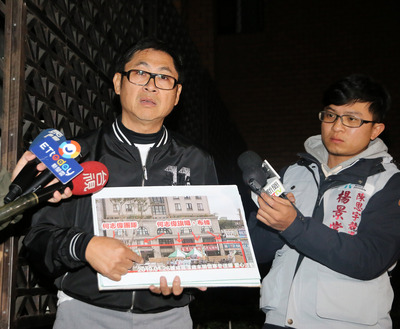 台北市立委補選27日將投票，無黨籍候選人陳思宇父親 、市議員陳建銘（左）26日晚間赴北檢告發民進黨候選 人何志偉涉嫌賄選，並以照片對媒體說明。 圖：中央社