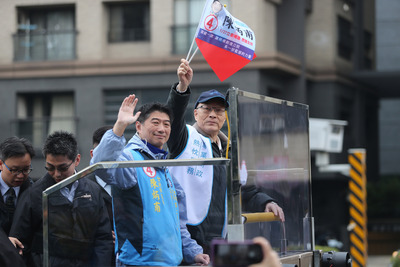 台北市立委補選選前最後一天，國民黨主席吳敦義（右
）26日下午陪同黨內立委補選候選人陳炳甫（右2）在
士林區以車隊掃街。 圖：中央社