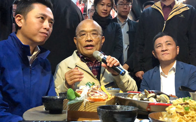 行政院長蘇貞昌（前中）26日與新竹市長林智堅（左） 一同走訪有百年歷史的竹市東門市場，體驗傳統老舊市場活化成果，並鼓勵更多年輕人進駐創業。 圖：中央社