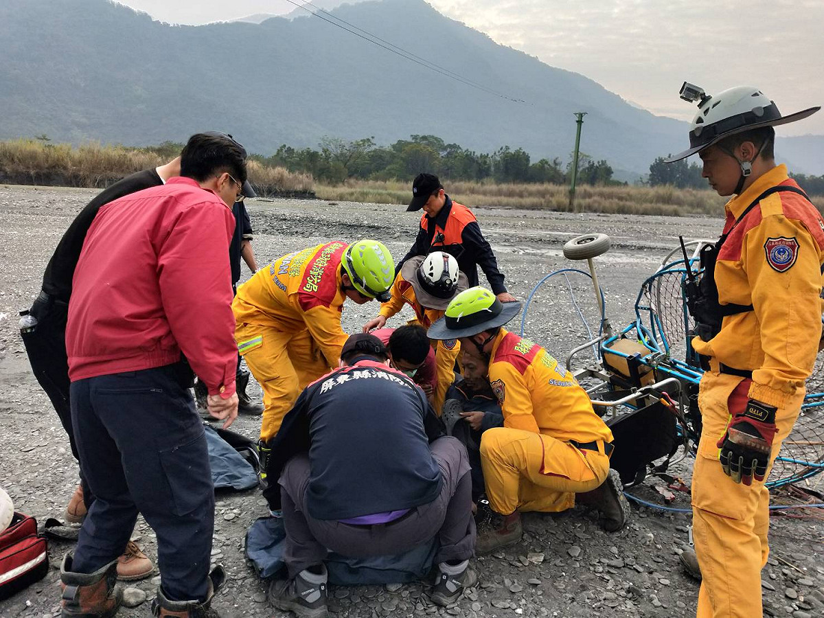 警方今日接獲民眾報案，屏東縣一名男子，使用動力飛行傘不慎而摔落河床，警方確認傷者位置後，立即派遣特搜隊前往。 圖:翻攝自網路。