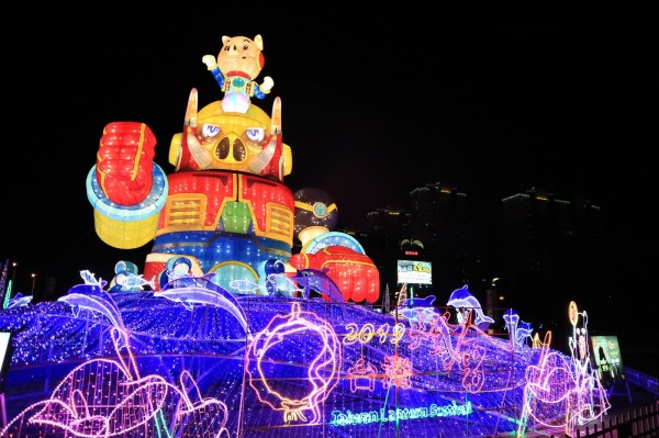 「台灣江蘇交流燈會」今年邁入第九年，此次以「金剛豬」造型主燈亮相。 圖：觀光局/提供