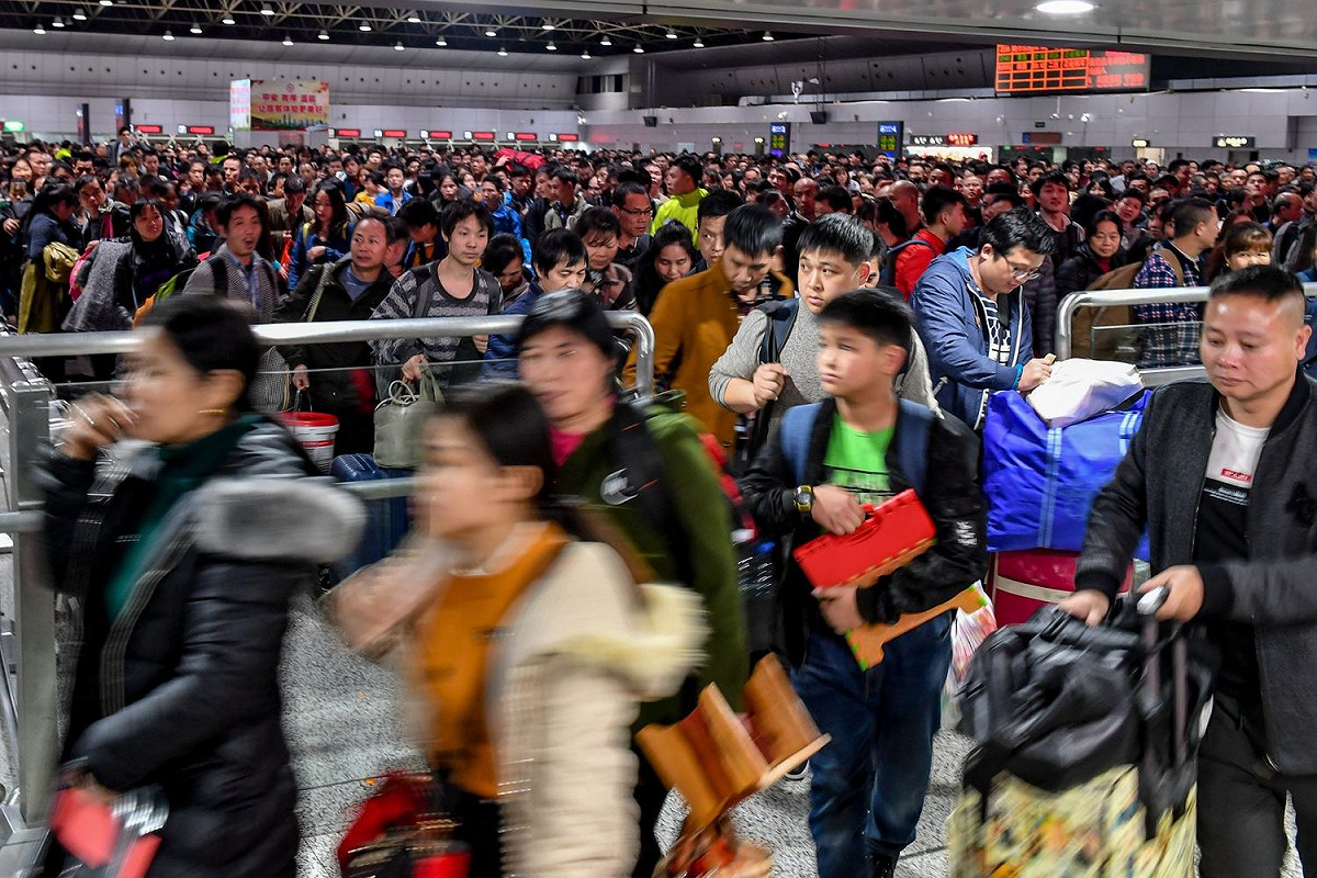 大陸的春運現場，每年都擠滿人潮，空氣品質也堪慮。 圖 : 翻攝自網路