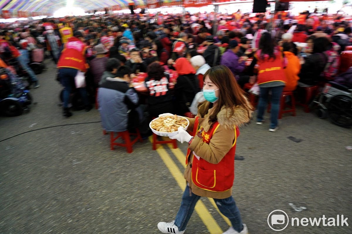 上菜天使為寒士們送上一道道熱騰騰的佳餚。 圖：張良一/攝