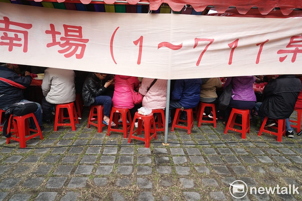 第29屆寒士吃飽30愛心尾牙在總統府前南、北廣場和凱道舉辦，共席開2千2百桌，讓寒士、街友等弱勢團體在歲末寒冬可以感受到人間無處不在的愛心和過年團圓的氣氛。 圖：張良一/攝