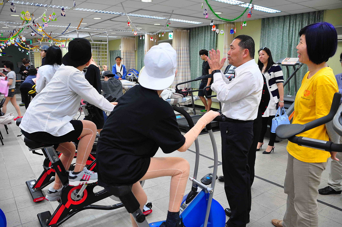 八件塵爆發生後，當時的副市長侯友宜代表市府持續關懷傷者復健情形。  圖：新北市社會局/提供
