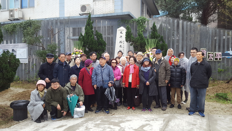 太平輪海難70週年，基隆市政府27日上午在太平輪紀念碑公園舉辦追思活動，活動以「致太平」為主軸，現場搭配交響樂團演奏，活動結束後，家屬在紀念碑前合影。 圖 : 中央社
