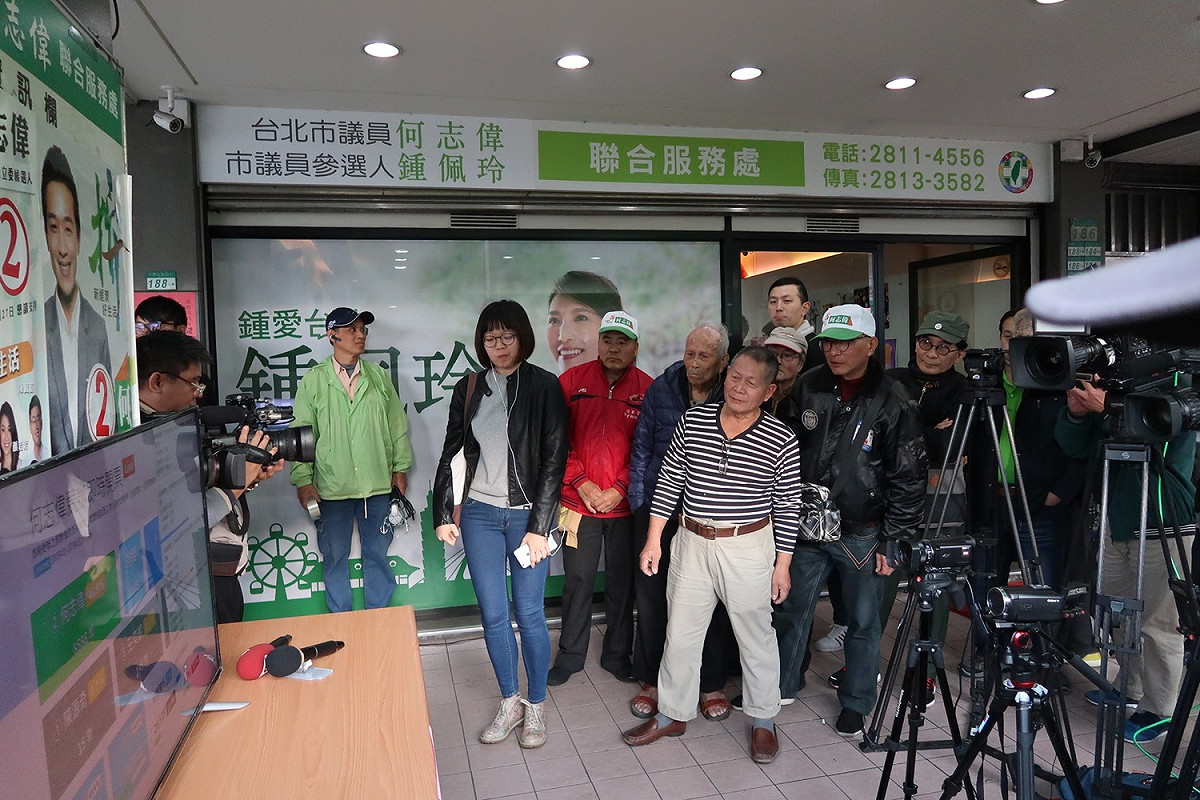 何志偉支持者聚集競選總部前看開票結果。 圖：林朝億/攝